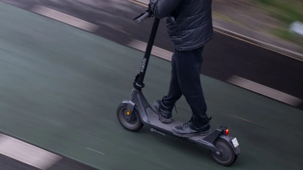 E-Scooter-Fahrer bei Sturz lebensgefährlich verletzt: Für E-Scooter gelten Regeln. Wer sich nicht daran hält, muss blechen - oder sogar vor Gericht. (zu dpa: «E-Scooter-Verstöße: Dumme Ideen und ihre Folgen»)