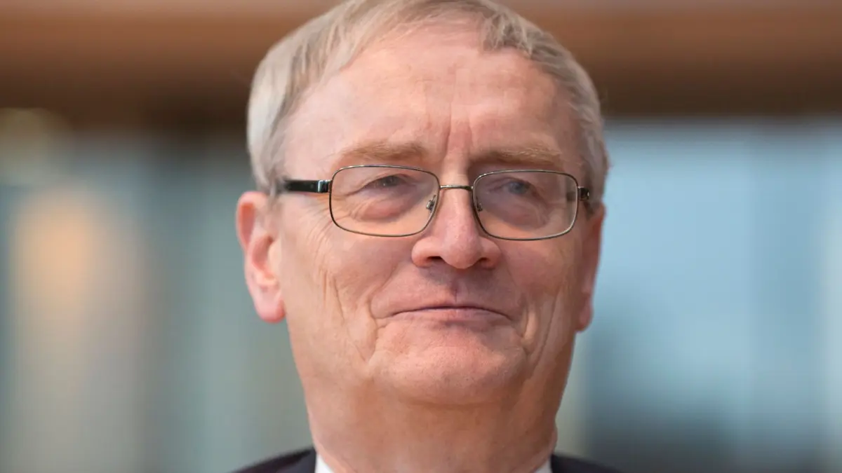 Ex-BND-Präsident Hanning : Der ehemalige Präsident des Bundesnachrichtendienstes (BND), August Hanning, wartet im Marie-Elisabeth-Lüders-Haus in Berlin auf den Beginn der Sitzung des NSU-Untersuchungsausschusses. (zu dpa: «Ex-BND-Präsident Hanning wegen Spionageverdachts in U-Haft»)