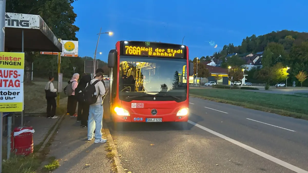 An diesem Morgen sogar beinahe pünktlich: Bus der Linie 766a an der Haltestelle Kreuzstraße in Dätzingen.