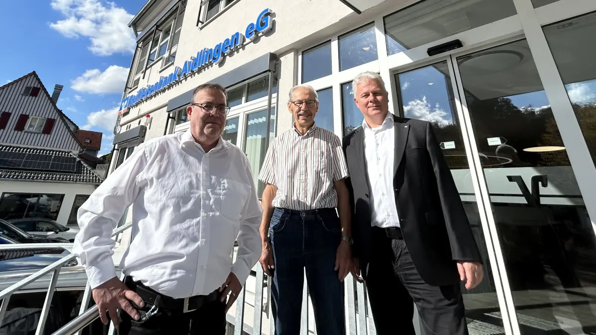 Der langjährige Mitarbeiter Helmut Walker (Mitte) mit den aktuellen Vorständn Marco Bigeschi (links) und Markus Vogel.