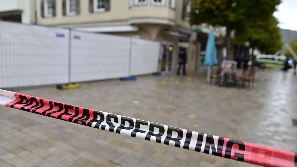 Schusswechsel in Tuttlingen: HANDOUT - 08.10.2026, Baden-Württemberg, Tuttlingen: Ein Absperrband der Polizei markiert den abgesperrten Bereich zu einem Schusswechsel in einer Fußgängerzone nahe dem Rathaus. Foto: Roland Sprich/dpa +++ dpa-Bildfunk +++
