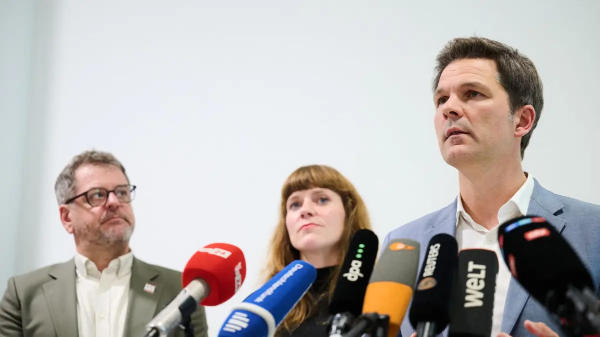 Regierungsbildung nach der Wahl zum Berliner Abgeordnetenhaus: 08.10.2026, Berlin: Steffen Krach (r-l, SPD), Spitzenkandidat seiner Partei, spricht nach Vorgesprächen zur Regierungsbildung im Haus der Statistik, während Kerstin Wolter (Die Linke), Landesvorsitzende und Werner Graf (Bündnis90/Die Grünen), Spitzenkandidat seiner Partei, neben ihm stehen. Foto: Annette Riedl/dpa +++ dpa-Bildfunk +++