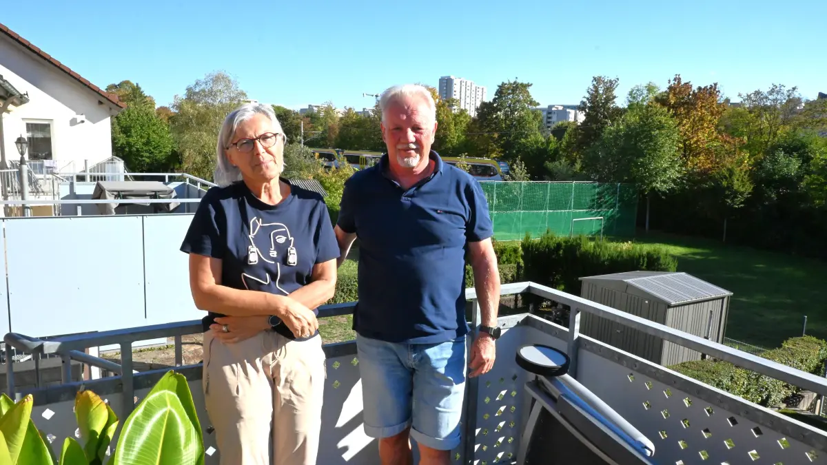 Das Ehepaar Wolf wohnt in Böblingen knapp 50 Meter von der Schönbuchbahn entfernt und beschwert sich über den Lärm, den die neuen Züge machen.