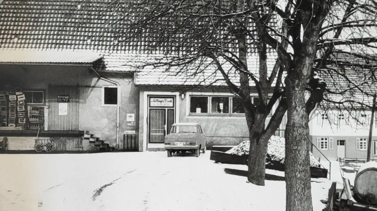 Bis Mitte der 60er-Jahre hatte die Raiba ihren Sitz „Im Gäßle“ in diesem Lagerhaus. Dort befindet sich heute die Ortsbücherei.