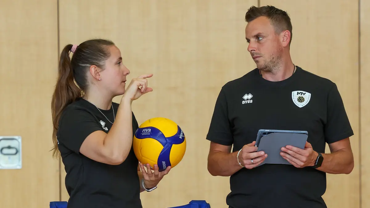 2026.08.31, Deutschland, Ludwigsburg, Volleyball Barock Volleys MTV Ludwigsburg Trainingsauftakt, v.l. Teammanagerin Roosa Koskelo, Trainer Patrick Steuerwald *** August 31, 2026, Germany, Ludwigsburg, Barock Volleys MTV Ludwigsburg Volleyball Team Kicks Off Training from left: Team Manager Roosa Koskelo, Coach Patrick Steuerwald