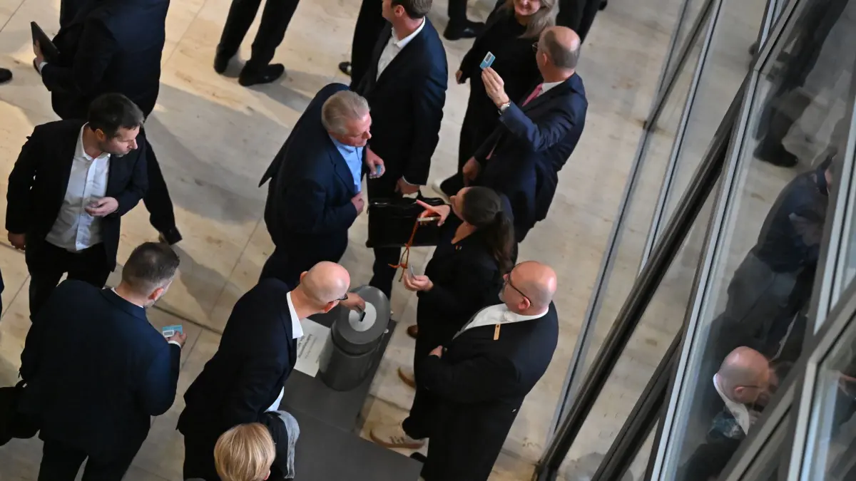 Bundestag: 08.10.2026, Berlin: Abgeordnete stimmen im Bundestag über Anträge zu nicht-invasiven Pränataltests (NIPT) ab. (zu dpa: «Bundestag will Monitoring von Bluttests bei Schwangeren») Foto: Michael Brandt/dpa +++ dpa-Bildfunk +++