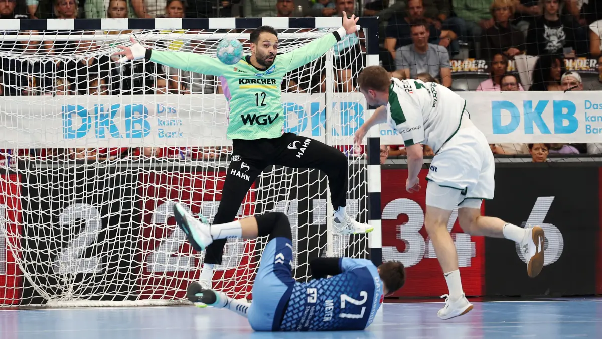 BAU // 2026.10.08 Deutschland, Stuttgart Handball TVB Stuttgart vs. HSG Wetzlar, v.l. Mohamed Essam Moustafa El-Tayar (TVB), Dominik Mappes (Wetzlar, rechts)