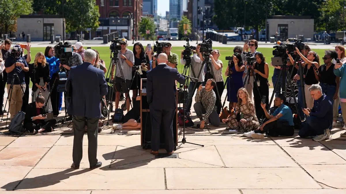 Hinrichtung in Tennessee: Die Anwälte von Christa Pike, Luke Ihnen (M) und Randy Spivey (l), halten nach einer Gerichtsverhandlung eine Pressekonferenz ab, bei der ein Richter ihrem Antrag stattgab, dass die Strafvollzugsbehörde von Tennessee alle Beweismittel im Zusammenhang mit der gescheiterten Hinrichtung von Christa Pike aufbewahren muss. (zu dpa: «dpa-Morgenlage - 8. Oktober 2026»)