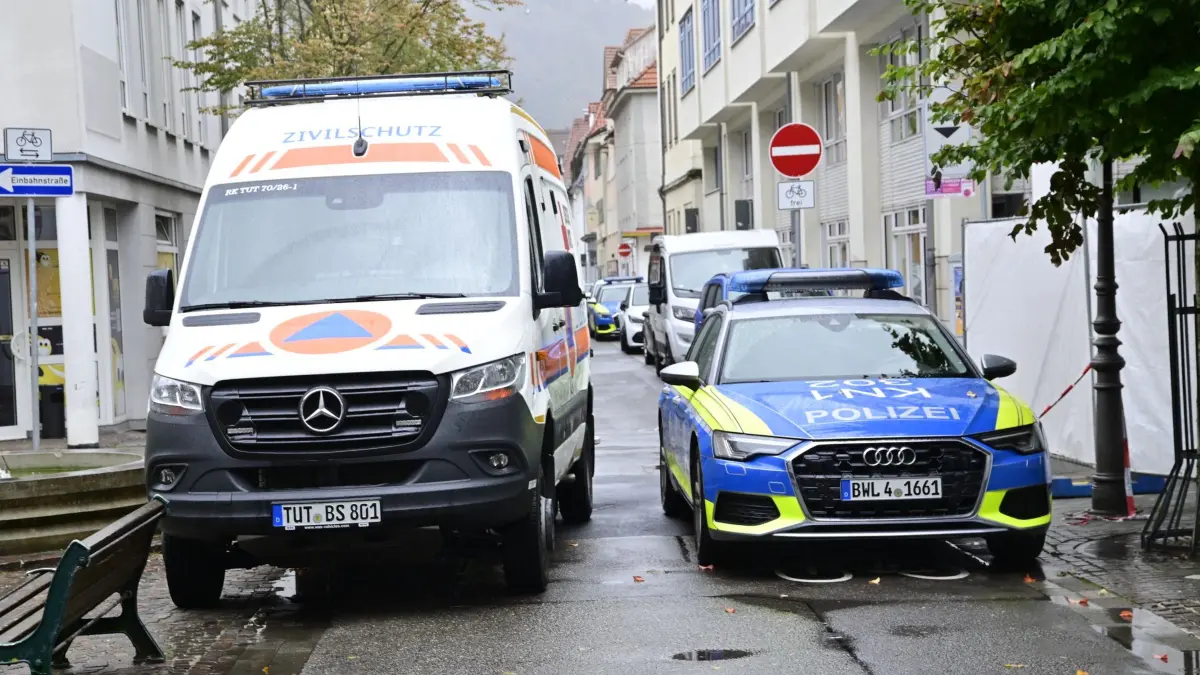 Schusswechsel in Tuttlingen: HANDOUT - 08.10.2026, Baden-Württemberg, Tuttlingen: Einsatzfahrzeuge der Polizei stehen vor einem abgesperrten Bereich zu einem Schusswechsel nahe dem Rathaus. Foto: Roland Sprich/dpa +++ dpa-Bildfunk +++