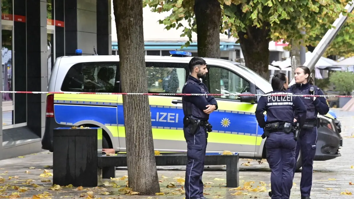 Schusswechsel in Tuttlingen: HANDOUT - 08.10.2026, Baden-Württemberg, Tuttlingen: Einsatzkräfte der Polizei stehen an einem abgesperrten Bereich zu einem Schusswechsel in einer Fußgängerzone nahe dem Rathaus. Foto: Roland Sprich/dpa +++ dpa-Bildfunk +++