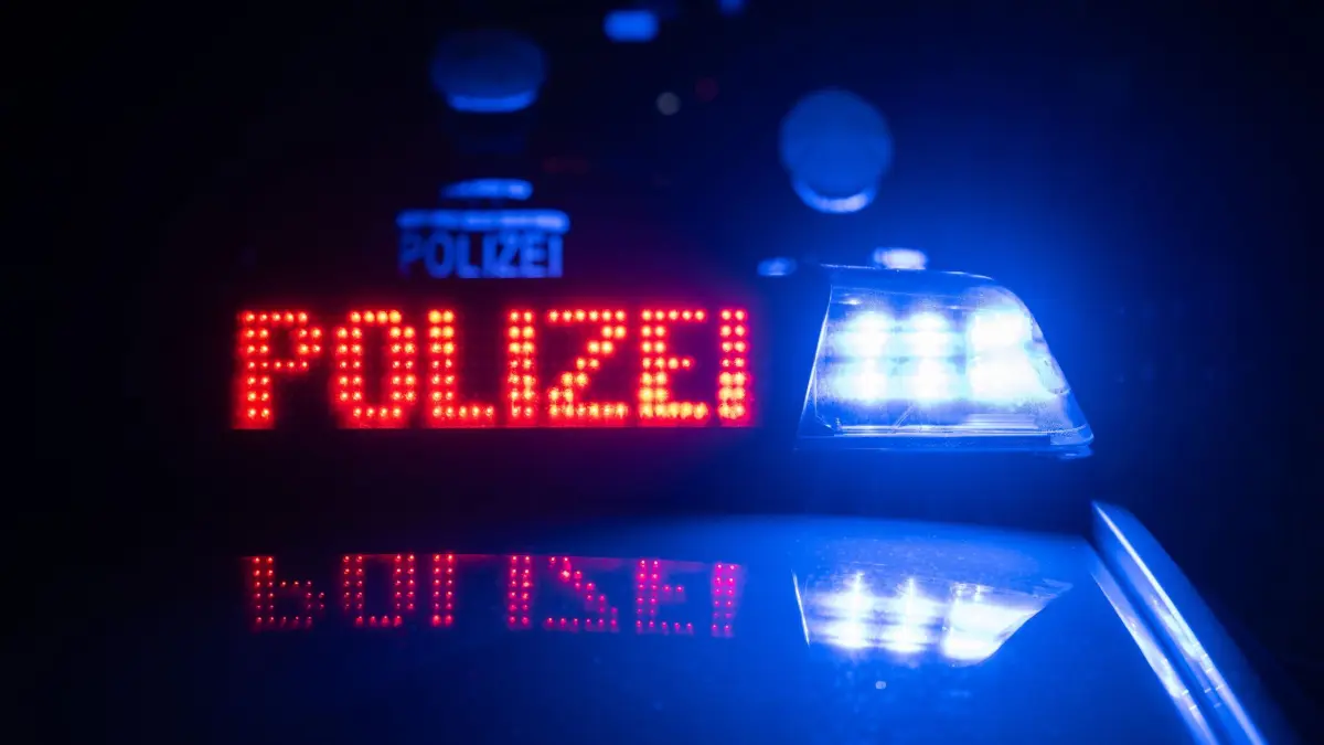 Illustration - Polizei: Zwei Polizisten stehen im Rahmen eines Fototermins vor einem Polizeifahrzeug (gestellte Szene). (zu dpa: «Mannheim: Mann in Zusammenhang mit Polizeieinsatz gestorben»)