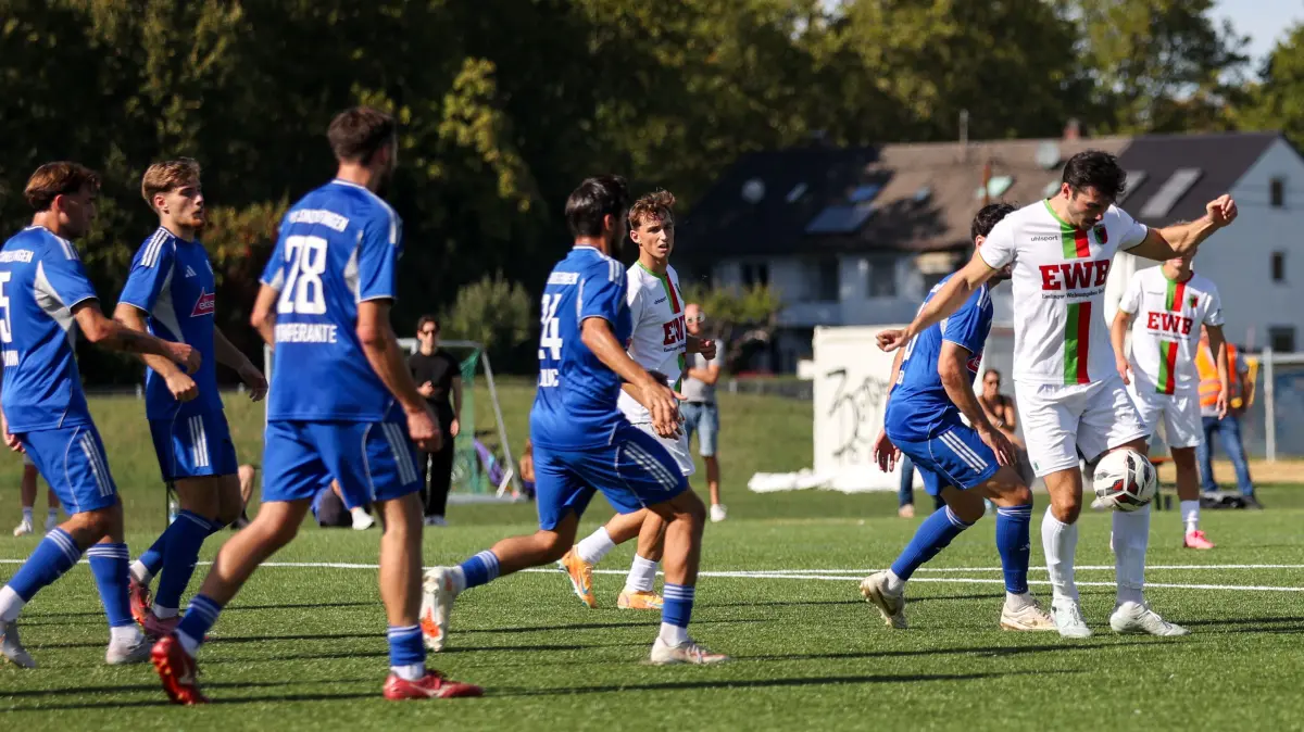 Enes Isik (FC Esslingen, #20) fokussiert den Ball
GER, FC Esslingen vs. VfL Sindelfingen, Fussball, Landesliga - Herren, 9. Spieltag, Spielzeit 2026/2027, 26.09.2026
Foto: Eibner-Pressefoto/Soeren Herweg