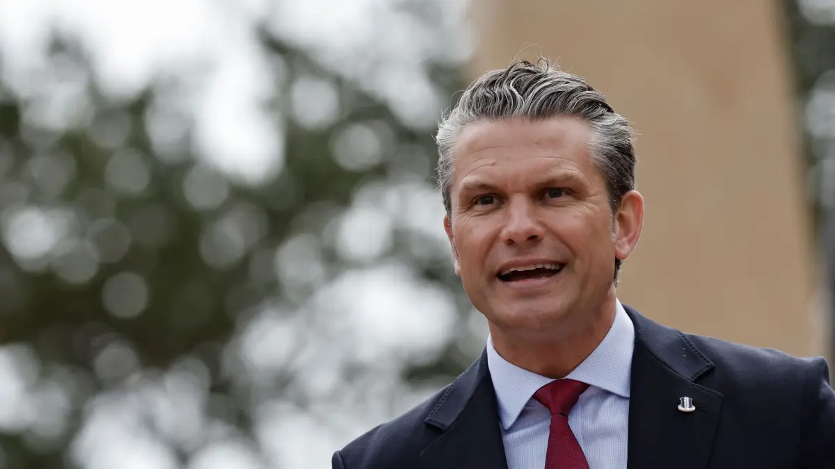 US-Verteidigungsminister Pete Hegseth: ARCHIV - 06.06.2026, Frankreich, Colleville-sur-Mer: US-Verteidigungsminister Pete Hegseth hält eine Rede auf dem US-Friedhof in der Normandie anlässlich des 82. Jahrestages der D-Day-Landung in Colleville-sur-Mer. (zu dpa: «US-Kreise: Livestream soll Militärhinrichtung zeigen») Foto: Jeremias Gonzalez/AP/dpa +++ dpa-Bildfunk +++