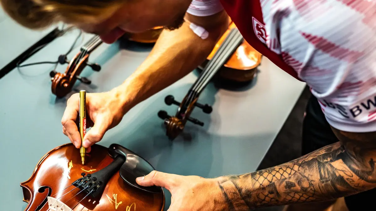 VfB Stuttgart: Deniz Undav and Co. sign violins and cellos