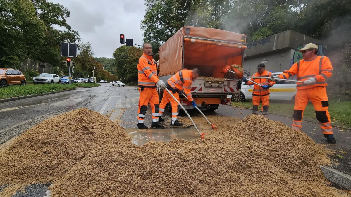 Ein Lkw hat auf der Karl-Kloß-Straße eine große Menge an Pellets verloren.