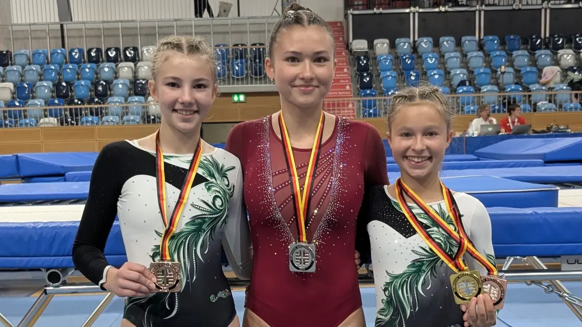 Lillien Scheibler, Valeria Limonova und Lina Mühlbauer (von links) zeigen stolz ihre Medaillen.