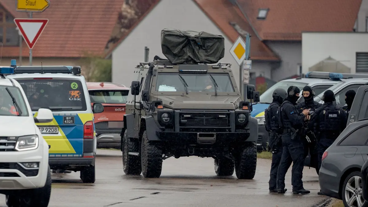 Größerer Polizeieinsatz in der Oberpfalz: Spezialkräfte der Polizei sind nach schussähnlichen Geräuschen in Berngau (Landkreis Neumarkt in der Oberpfalz) im Einsatz. Bei Schüssen sind nach ersten Erkenntnissen der Polizei zwei Menschen verletzt worden. (zu dpa: «Waffenkontrolle endet tödlich - Entsetzen in der Oberpfalz»)