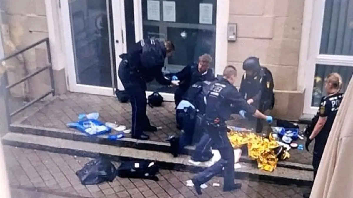 Schusswechsel in Tuttlingen: In der Rathausstraße kommt es zu einem Polizeieinsatz, Einsatzkräfte sind vor Ort. (zu dpa: «Nach Schüssen in Tuttlingen: 27-Jähriger wird obduziert»)