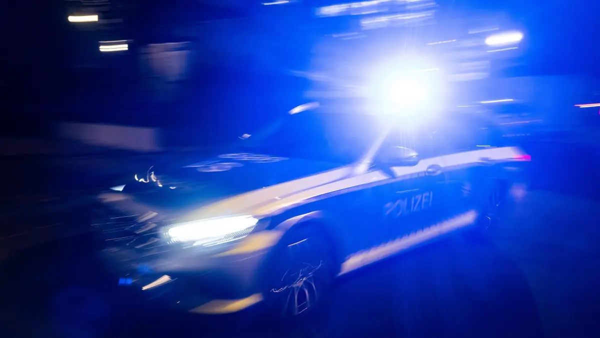 Polizei: ILLUSTRATION - 30.11.2023, Baden-Württemberg, Stuttgart: Ein Polizeifahrzeug fährt mit Blaulicht an einem Gebäude vorbei. (zu dpa: «Viele Drogen in Reichweite von Kind: Jugendamt greift ein») Foto: Marijan Murat/dpa +++ dpa-Bildfunk +++
