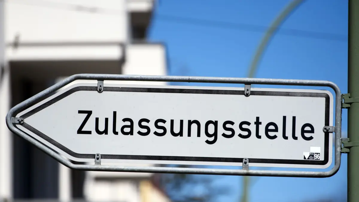 Zulassungsstelle - interkommunale Zusammenarbeit: ARCHIV - 27.04.2021, Brandenburg, Potsdam: Ein Schild weist in der Innenstadt den Weg zur Zulassungsstelle. (zu dpa: «Wie bei der Dating-App: Kommunale Zusammenarbeit») Foto: Soeren Stache/dpa +++ dpa-Bildfunk +++
