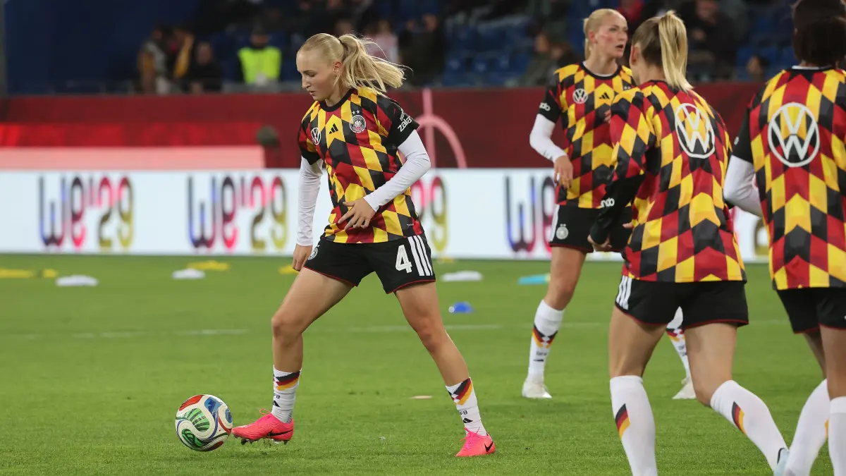 Fußball Deutschland vs. Australien: BAU // Karlsruhe , Fußball Länderspiel Frauen Deutschland vs. Australien , Luzie Zähringer ( GER )