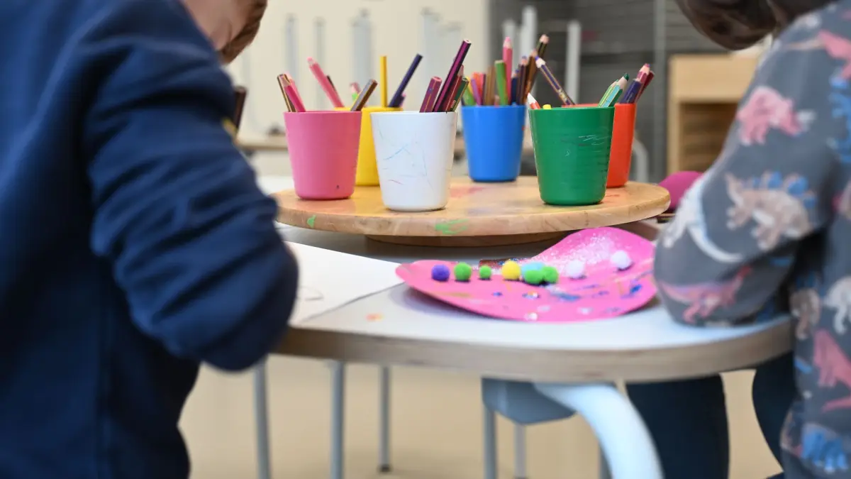 Kindertagesstätte (Kita): ARCHIV - 17.01.2025, Nordrhein-Westfalen, Düsseldorf: Kinder basteln gemeinsam in einer Kindertagesstätte. (zu dpa: «Prien: Förderung in Kita «entscheidende Stellschraube»») Foto: Maximilian von Klenze/dpa +++ dpa-Bildfunk +++