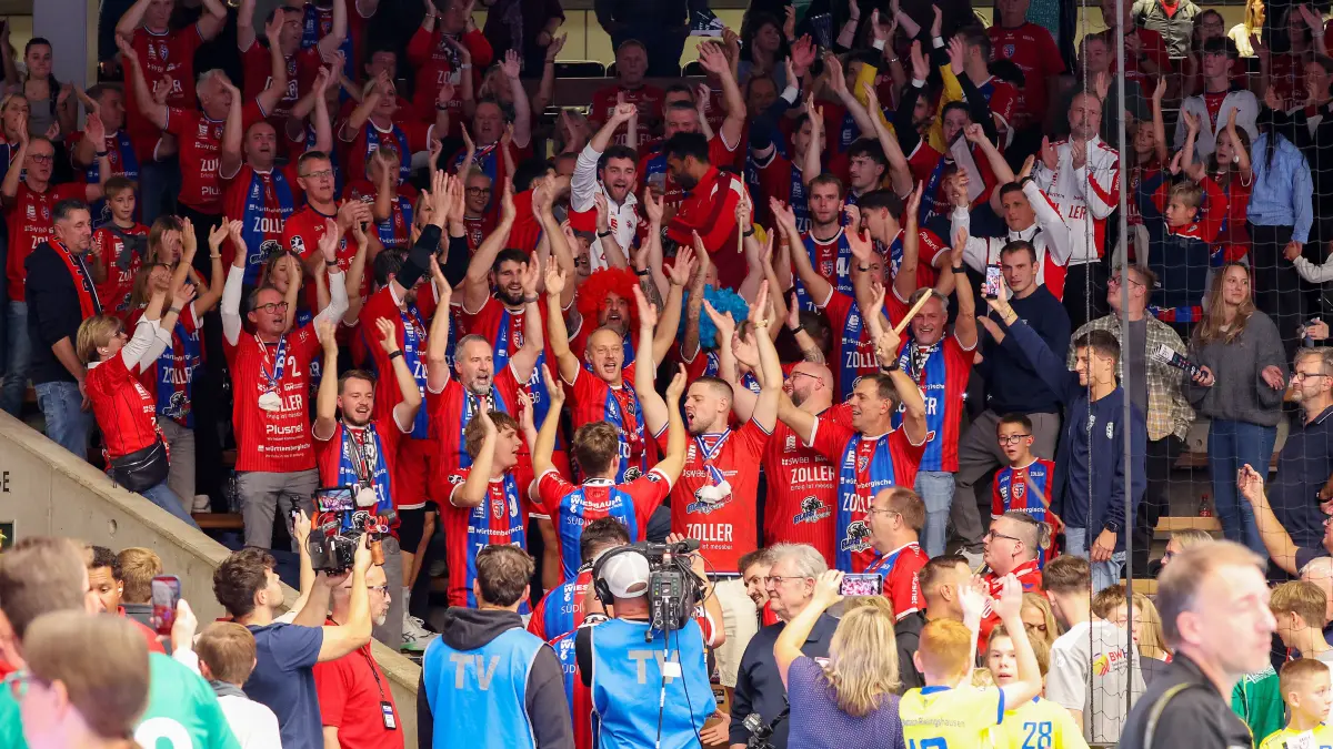 BAU // 10.10.2026, Deutschland, Göppingen, Handball Opel HBL Bundesliga,
FRISCH AUF! Göppingen vs. SG BBM Bietigheim, Jubel Bietigheim, Fans, Zuschauer