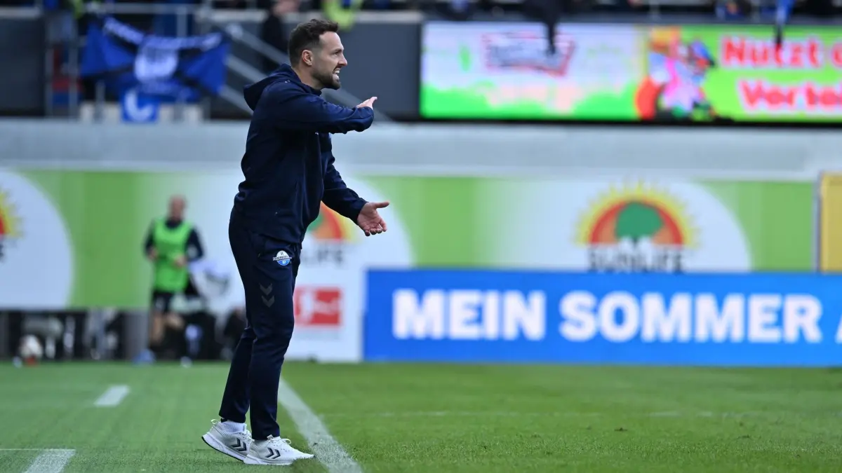 SC Paderborn 07 - VfB Stuttgart: 10.10.2026, Nordrhein-Westfalen, Paderborn: Fußball, Männer: Bundesliga, SC Paderborn 07 - VfB Stuttgart, 5. Spieltag, Home Deluxe Arena. Trainer Ralf Kettemann (SC Paderborn 07) gestikuliert am Spielfeldrand. Foto: Swen Pförtner/dpa - WICHTIGER HINWEIS: Gemäß den Vorgaben der Bundesliga bzw. des DFB Deutscher Fußball-Bund ist es untersagt, in dem Stadion und/oder vom Spiel angefertigte Fotoaufnahmen in Form von Sequenzbildern und/oder videoähnlichen Fotostrecken zu verwerten bzw. verwerten zu lassen. +++ dpa-Bildfunk +++
