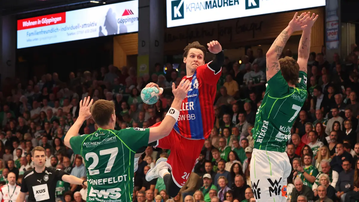 BAU // 10.10.2026, Deutschland, Göppingen, Handball Opel HBL Bundesliga,
FRISCH AUF! Göppingen vs. SG BBM Bietigheim, v.l. Oskar Sunnefeldt (FAG), Maxim Orlov (BBM), Viktor Klöve (FAG)