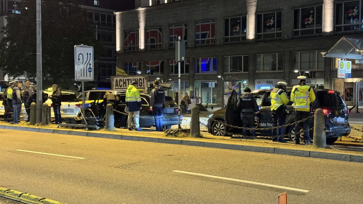 Stuttgart-Mitte: Polizei, Zoll, Steuerfahndung und Eichamt kontrollieren gemeinsam Taxis.: Stuttgart-Mitte Polizei, Zoll, Steuerfahndung und Eichamt kontrollieren gemeinsam Taxis.<br />
Am Freitagabend fuehrten die Verkehrspolizeien Stuttgart, Ludwigsburg und Reutlingen gemeinsam mit Zoll, Steuerfahndung und Eichamt eine Taxikontrolle am Hauptbahnhof durch.<br />
<br />
Die Einsatzkraefte ueberprueften unter anderem Fahrzeuge, Unterlagen, Genehmigungen und die Einhaltung gesetzlicher Vorgaben. Dabei wurden sie von der Steuerfahndung und dem Eichamt unterstuetzt.<br />
<br />
Damit traegt die Verkehrspolizei dazu bei, dass Taxifahrten ordnungsgemaess und zuverlaessig durchgefuehrt werden. Ob Verstoesse festgestellt wurden, wollt die Polizei am Abend nicht sagen. <br />
