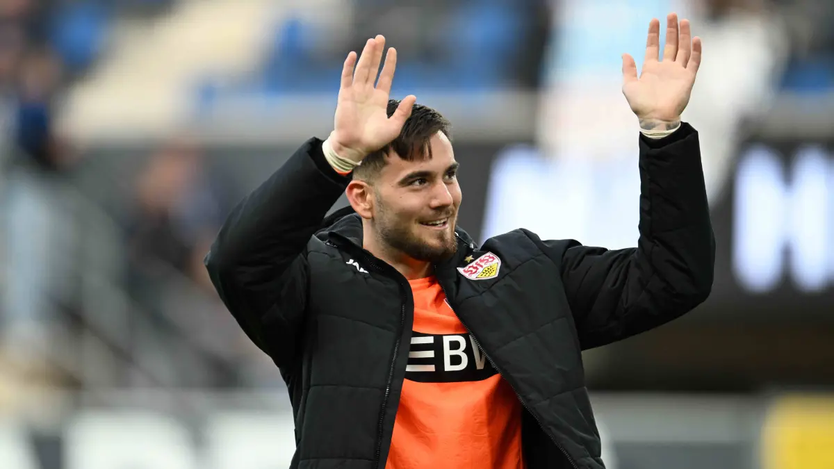 GER, Herren, 1.Bundesliga, Saison 2026-2027, SC Paderborn 07 - VfB Stuttgart: Paderborn, Home-Deluxe-Arena, 10.10.26, GER, Herren, 1.Bundesliga, Saison 2026-2027, SC Paderborn 07 - VfB Stuttgart Bild: Torwart Dennis SEIMEN Stuttgart vor Fankurve, Fans, Fanblock Paderborn DFL regulations prohibit any use of photographs as image sequences and/or quasi-video. Nordrhein-Westfalen Deutschland *** Paderborn, Home Deluxe Arena, October 10, 2026, GER, Men s, 1. Bundesliga, 20262027 season, SC Paderborn 07 vs. VfB Stuttgart photo: Goalkeeper Dennis SEIMEN of Stuttgart in front of the fan section fans Paderborn fan block. DFL regulations prohibit any use of photographs as image sequences and/or quasi-video. North Rhine-Westphalia, Germany