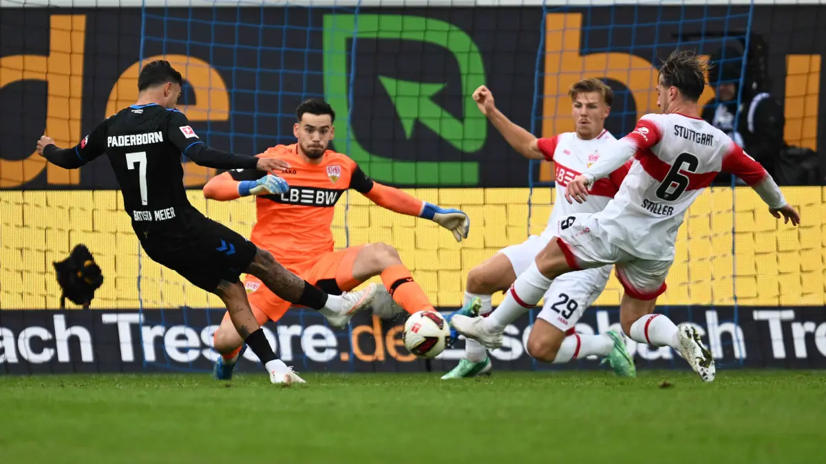 GER, Herren, 1.Bundesliga, Saison 2026-2027, SC Paderborn 07 - VfB Stuttgart: Paderborn, Home-Deluxe-Arena, 10.10.26, GER, Herren, 1.Bundesliga, Saison 2026-2027, SC Paderborn 07 - VfB Stuttgart Bild: Torchance Oliver BATISTA MEIER Paderborn. Torwart Dennis SEIMEN Stuttgart pariert DFL regulations prohibit any use of photographs as image sequences and/or quasi-video. Nordrhein-Westfalen Deutschland *** Paderborn, Home Deluxe Arena, October 10, 2026, GER, Men s, 1st Bundesliga, 20262027 Season, SC Paderborn 07 vs. VfB Stuttgart Photo: Scoring chance by Oliver BATISTA MEIER Paderborn goalkeeper Dennis SEIMEN Stuttgart makes the save. DFL regulations prohibit any use of photographs as image sequences and/or quasi-video. North Rhine-Westphalia, Germany