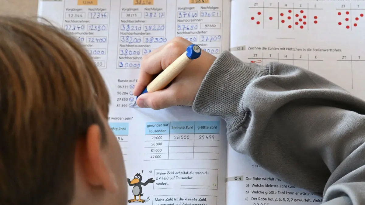 ADHS kann Probleme in der Schule auslösen: In einer Grundschule arbeitet ein Schüler einer vierten Klasse an in einem Heft an seinen Mathematikaufgaben. (zu dpa: «Starker Anstieg bei ADHS-Diagnosen für Bayerns Nachwuchs»)