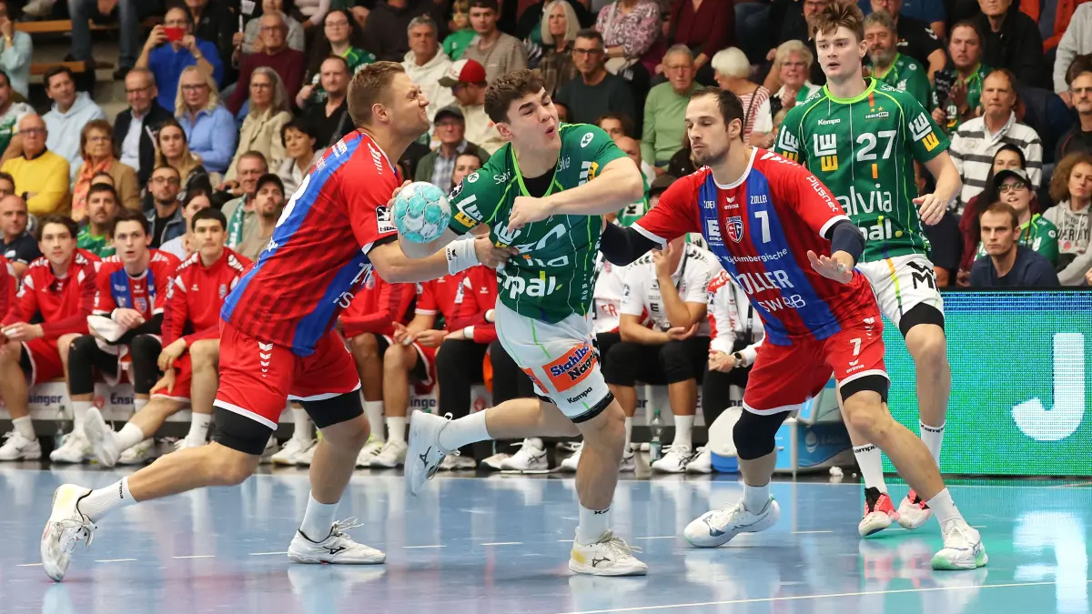 BAU // 10.10.2026, Deutschland, Göppingen, Handball Opel HBL Bundesliga,
FRISCH AUF! Göppingen vs. SG BBM Bietigheim, v.l. Fabian Wiederstein (BBM), Elias Newel (FAG), Dominik Claus (BBM)