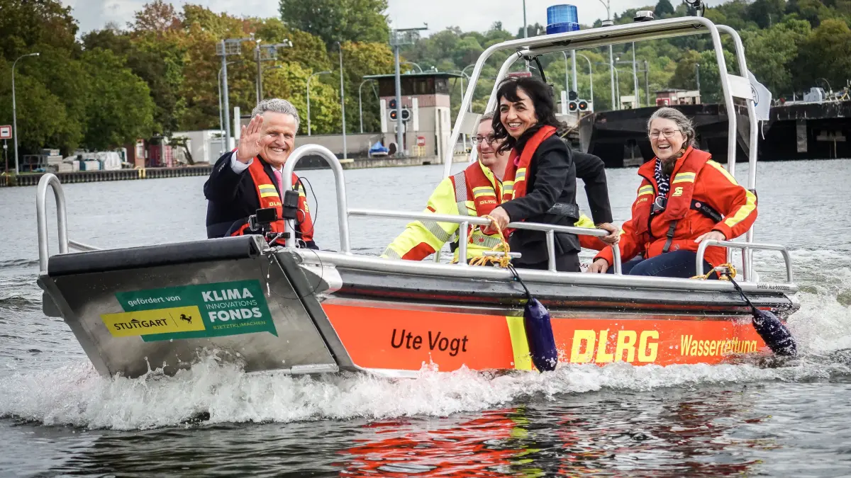 Die DLRG Stuttgart tauft am Max-Eyth-See Deutschlands erstes vollelektrisches Hochwasserrettungsboot. Anwesend sind Oberbürgermeister Frank Nopper, Landtagspräsidentin Muhterem Aras, Bezirksvorsteher Ralf Bohlmann, Ute Vogt und DLRG-Präsident Armin Flo: Die DLRG Stuttgart tauft am Max-Eyth-See Deutschlands erstes vollelektrisches Hochwasserrettungsboot. Anwesend sind Oberbürgermeister Frank Nopper, Landtagspräsidentin Muhterem Aras, Bezirksvorsteher Ralf Bohlmann, Ute Vogt und DLRG-Präsident Armin Flohr