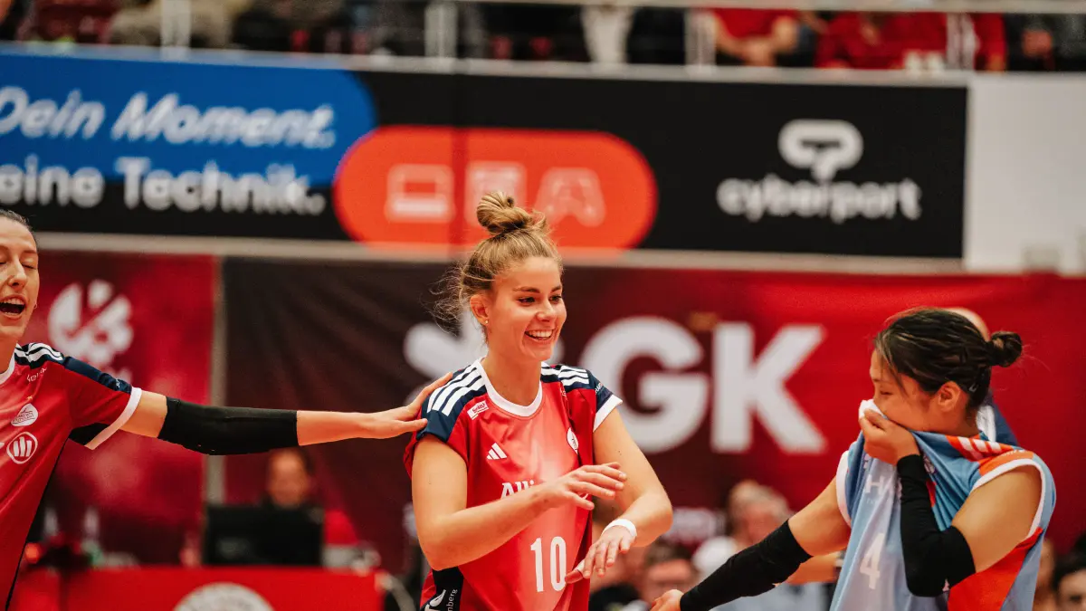 Dresdner SC - Allianz MTV Stuttgart, DEKRA 1. Bundesliga Frauen, Volleyball: Im Bild: Pia Kästner 10, MTV Stuttgart klatscht mit Yurika Bamba 4, MTV Stuttgart ab 10.10.2026, Dresdner SC - Allianz MTV Stuttgart, DEKRA 1. Bundesliga Frauen, Volleyball, Deutschland, Dresden, Cyberport Arena *** Pictured: Pia Kästner 10, MTV Stuttgart, high-fives Yurika Bamba 4, MTV Stuttgart, on October 10, 2026, Dresdner SC Allianz MTV Stuttgart, DEKRA 1st Bundesliga Women, Volleyball, Germany, Dresden, Cyberport Arena Copyright: HMBxMedia/xEtiennexSchlick