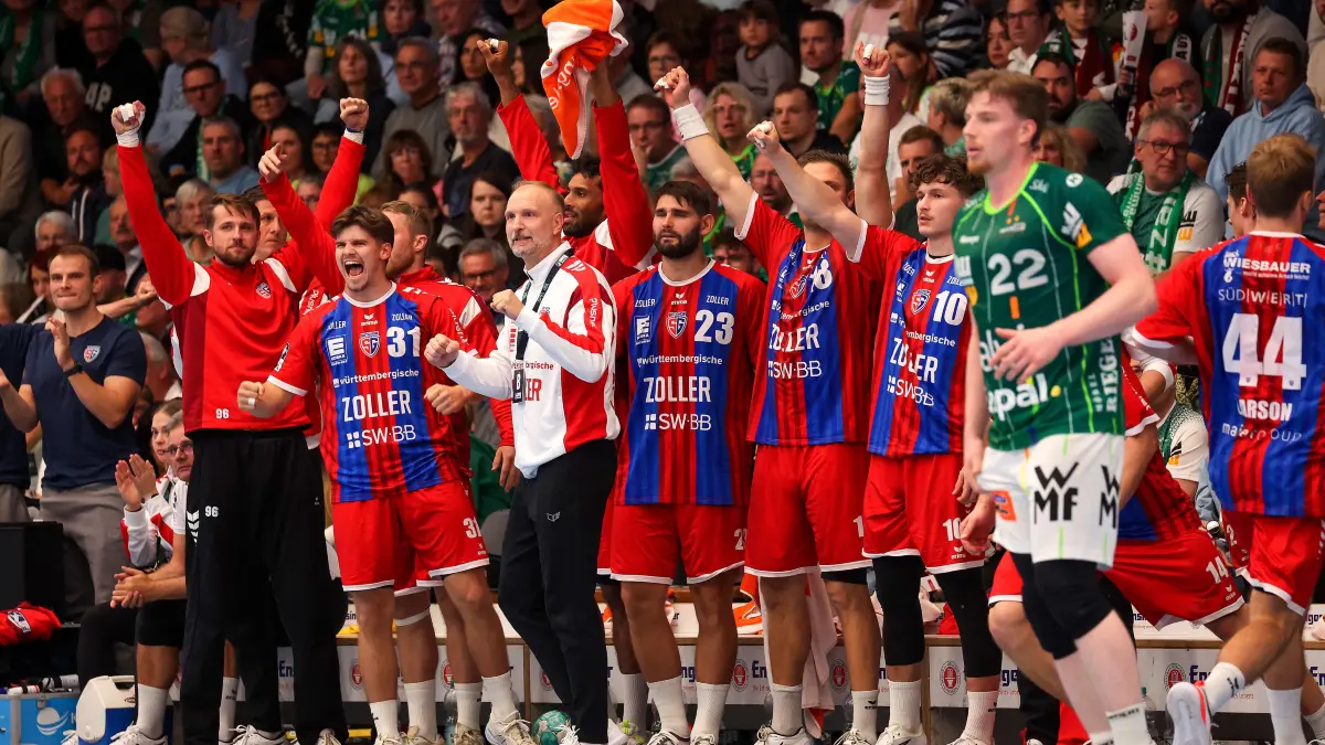 BAU // 10.10.2026, Deutschland, Göppingen, Handball Opel HBL Bundesliga,
FRISCH AUF! Göppingen vs. SG BBM Bietigheim, Jubel Bietigheim, BBM Trainer Hartmut Mayerhoffer, Jubel (BBM)