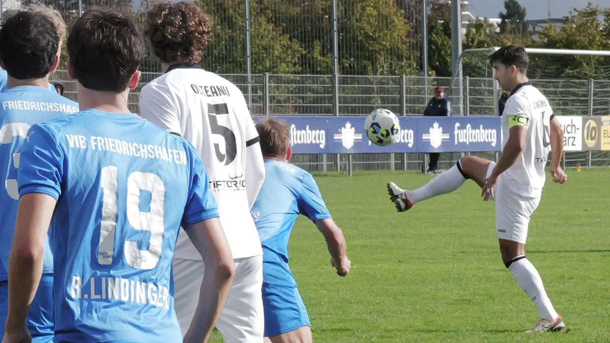 Fußball, Fussball, Verbandsliga, Calcio Leinfelden-Echterdingen - VfB Friedrichshafen: Fußball, Fussball, Verbandsliga, Calcio LE, Calcio Leinfelden-Echterdingen - VfB Friedrichshafen
Nr.6 (C): Dan Constantinescu - weiss
Fotograf: Günter E. Bergmann - Photography
Aufnahmedatum: 11.10.2026