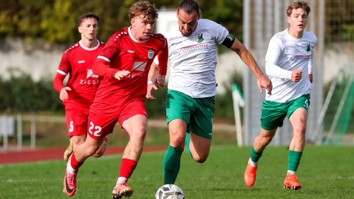 Fußball TSV Heimerdingen vs. SG Schorndorf : BAU // 11.10.2026, Deutschland, Heimerdingen, Fußball Landesliga Staffel 1,
TSV Heimerdingen vs. SG Schorndorf, v.l. Paul Conradi (SG), Sebastian Bortel (Heimerdingen)