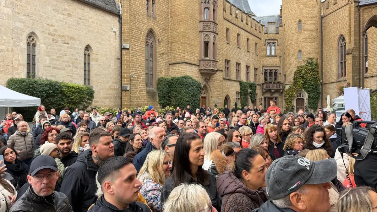 Viele Fans des Kochs und Influencers verfolgen das Treiben auf dem Burghof.