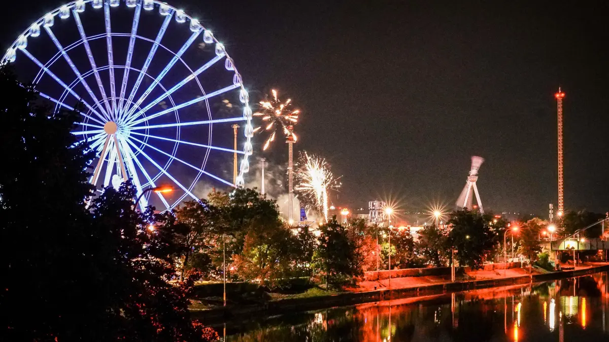 Cannstatter Volksfest: Feuerwerk verwandelt Himmel über dem Wasen in Lichtermeer