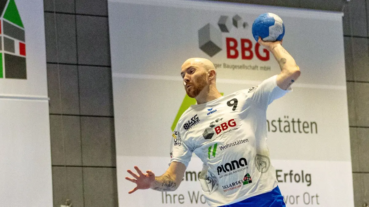 HSG Boeblingen Sindelfingen - SG H2Ku Herrenberg, Handball, Herren, Verbandsliga, 1.Spieltag, Saison 2026/2027, 19.09.2026, Sebastian Rica-Kovac (SG H2Ku Herrenberg #23) gegen Marian Heinkele (HSG Boeblingen Sindelfingen)
Foto: DROFITSCH/EIBNER