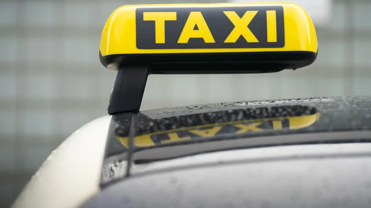Taxi: ARCHIV - 17.11.2022, Hessen, Frankfurt/Main: Ein Taxi-Schild ist auf dem Dach eines Fahrzeuges befestigt. (zu dpa: «Zwei Taxifahrer angegriffen und leicht verletzt») Foto: Frank Rumpenhorst/dpa +++ dpa-Bildfunk +++
