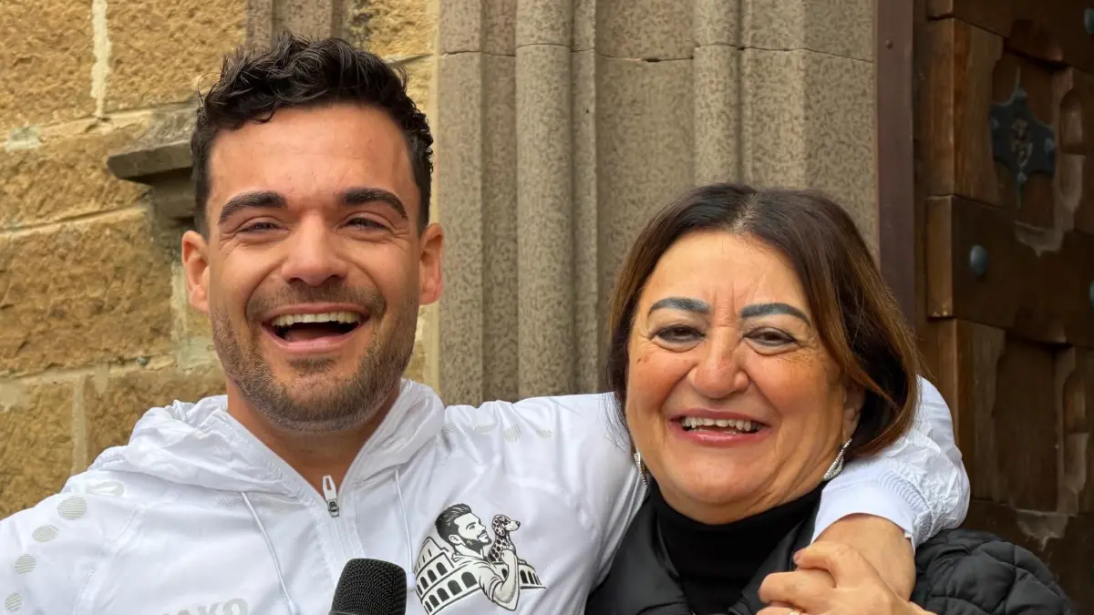 Stefano Zarrella vor den Toren der Burg Hohenzollern. Mit dabei ist auch seine Mutter Clementina.