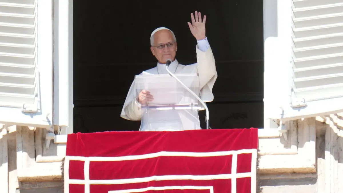 Papst Leo XIV.: Papst Leo XIV. spricht auf dem Petersplatz im Vatikan das Angelusgebet. (zu dpa: «FORTSCHREIBUNG - Bilder des Tages»)