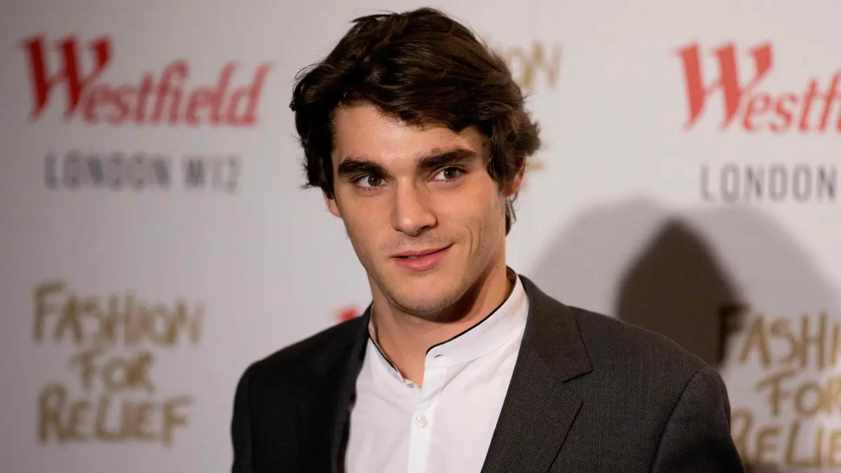 FILES-BRITAIN-ENTERTAINMENT-FASHION-DISEASE-EBOLA: (FILES) US actor RJ Mitte arrives at the launch of the Fashion For Relief Pop-Up at Westfield in London on November 27, 2014. Mitte, the young actor best known for playing Walter White Jr in the award-winning TV series "Breaking Bad," has died, his representatives told AFP on October 12, 2026. He was 34. The cause of death for the actor, who lived with cerebral palsy, was not immediately revealed. (Photo by Justin TALLIS / AFP)