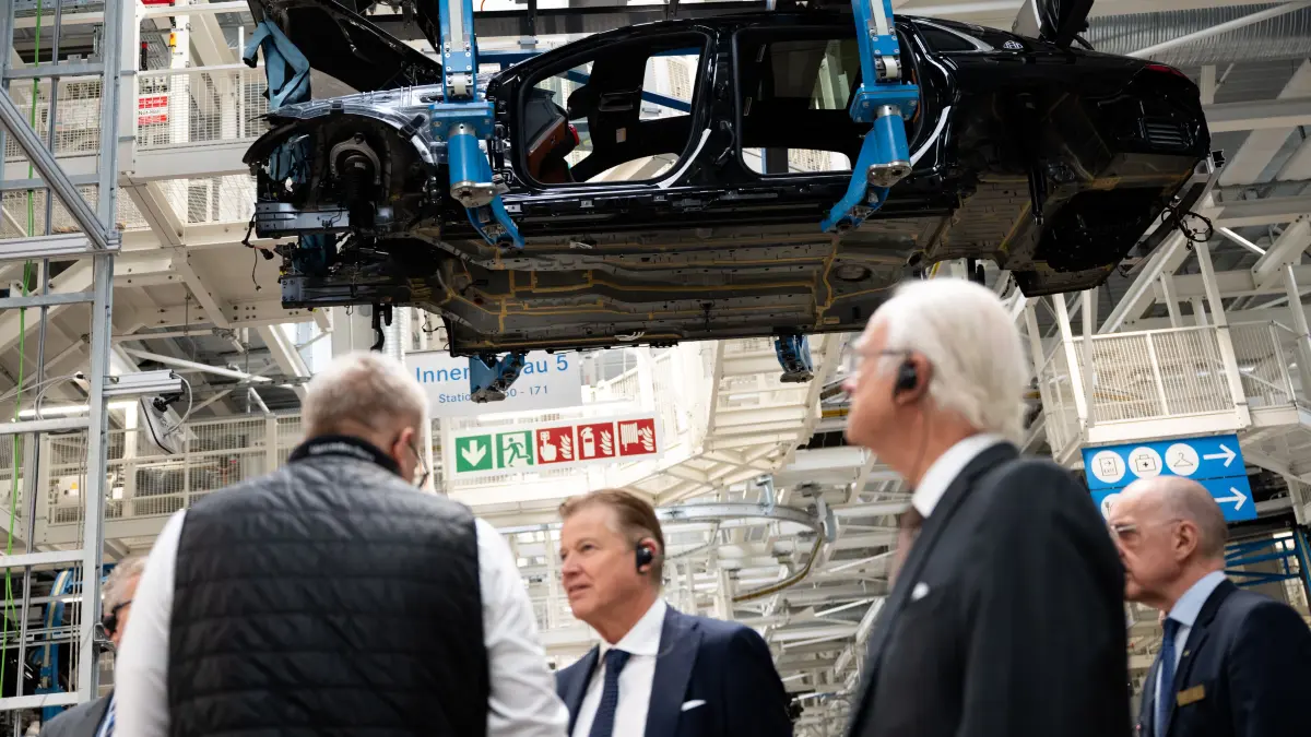 Der schwedische König Carl XVI. Gustaf hat mit einer Delegation das Mercedes-Werk Sindelfingen besucht