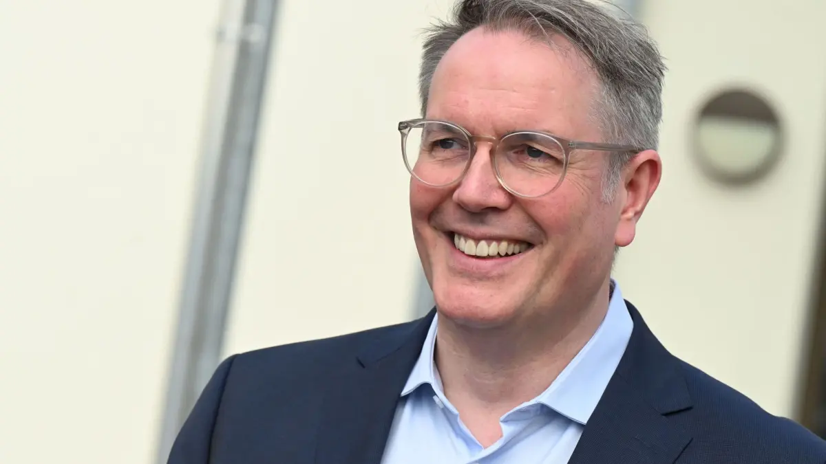 Alexander Schweitzer: ARCHIV - 22.03.2026, Rheinland-Pfalz, Bad Bergzabern: Alexander Schweitzer (SPD), SPD-Fraktionschef und früherer Ministerpräsident von Rheinland-Pfalz, aufgenommen in der Schlosshalle.
Alexander Schweitzer wird neuer Arbeitsminister. (zu dpa: «Steinmeier ernennt Schweitzer zum neuen Arbeitsminister») Foto: Uli Deck/dpa +++ dpa-Bildfunk +++