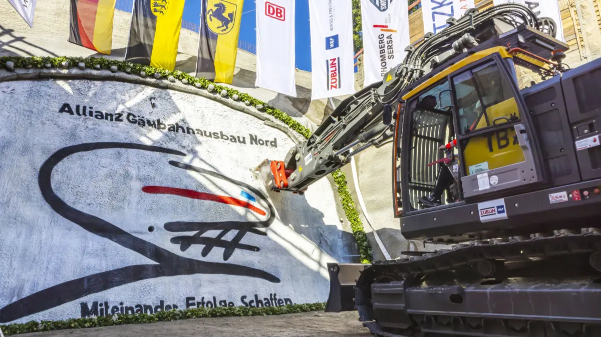 Baustart für den Pfaffensteigtunnel in Stuttgart. Der elf Kilometer lange Bahntunnel ist Teil des Projekt Stuttgart 21 u: Baustart für den Pfaffensteigtunnel in Stuttgart. Der elf Kilometer lange Bahntunnel ist Teil des Projekt Stuttgart 21 und verbindet ab 2033 die Gäubahn in Richtung Zürich mit dem Flughafen und damit mit dem neuen Hauptbahnhof. Die Baukosten belaufen sich nach derzeitigem Stand auf 2,5 Milliarden Euro. Geplant wird im sogenannten Partnerschaftsmodell Schiene. // 12.10.2026, Stuttgart, Baden-Württemberg, Deutschland *** Construction Begins on the Pfaffensteig Tunnel in Stuttgart The 11-kilometer-long rail tunnel is part of the Stuttgart 21 project and, starting in 2033, will connect the Gäubahn line toward Zurich with the airport and, thus, with the new central station. Construction costs are currently estimated at 2.5 billion euros. Th
