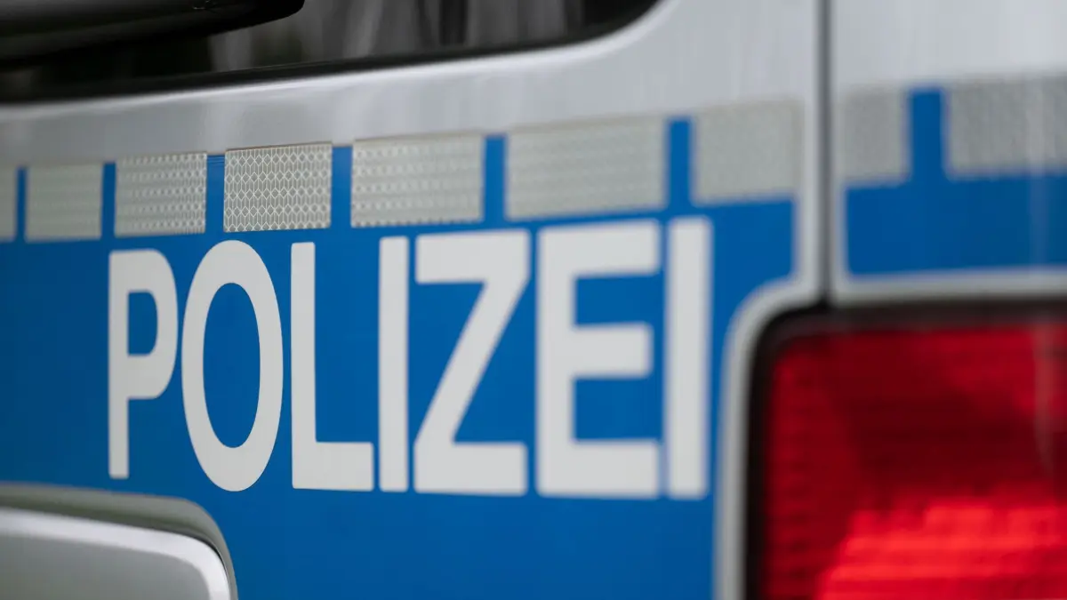 Symbolbild Polizeiauto: Das Wort Polizei ist auf einem Fahrzeug der Polizei zu sehen. (zu dpa: «27-Jähriger in Herrenberg mit Messer schwer verletzt»)